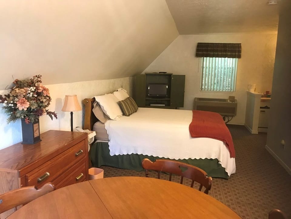Queen sized bed and nice table for 4.