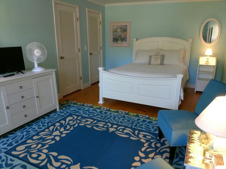 Queen bedroom with spacious double closet.