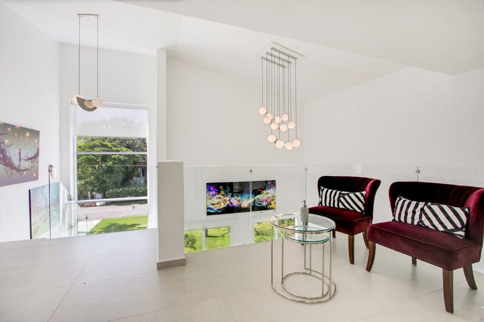 Villa Palma: Upstairs landing with a cozy sitting area