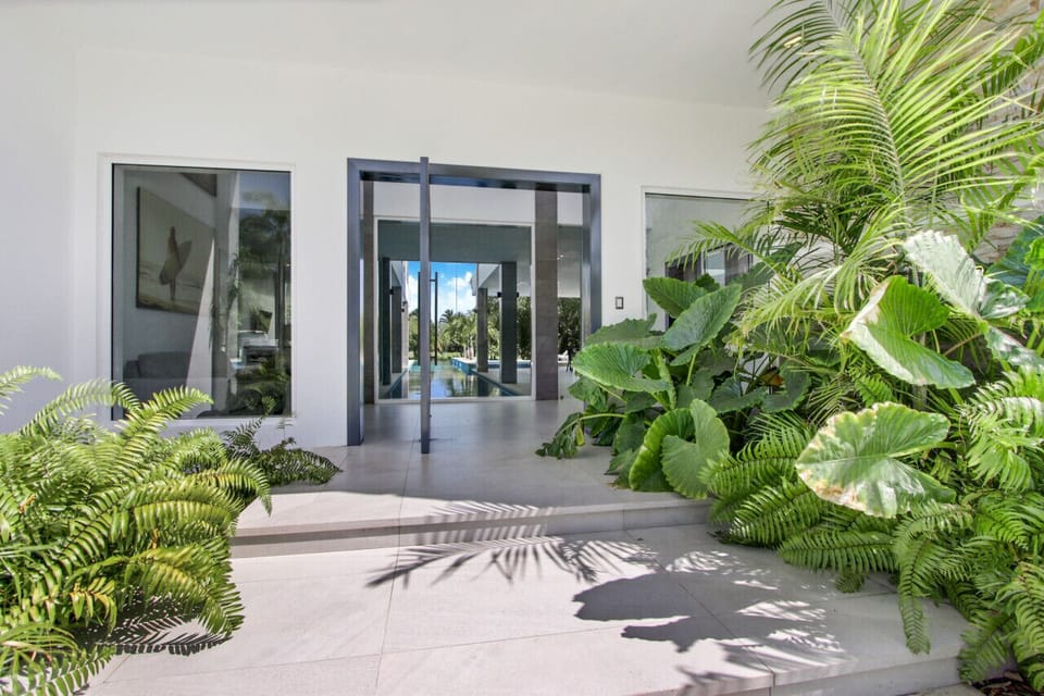 Villa Palma: Tropical garden by the entrance
