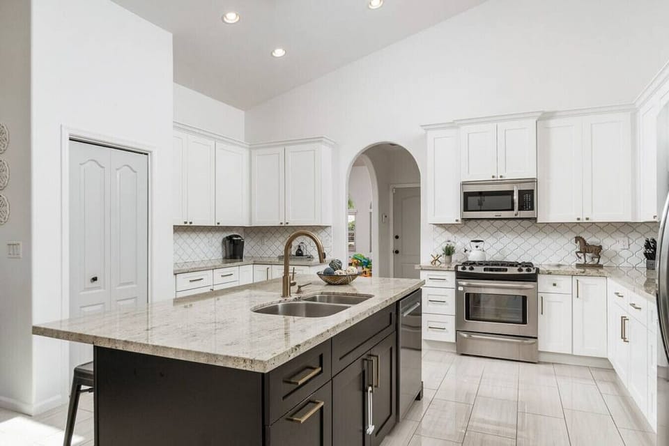 [Kitchen] Fully equipped and well stocked kitchen with electric stove