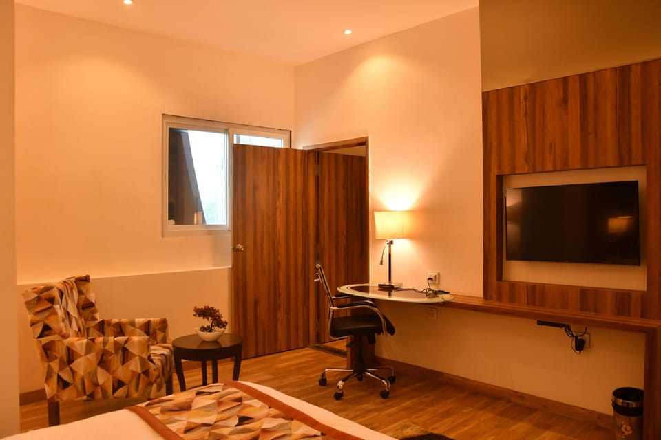 Junior Suite | Memory foam beds, minibar, in-room safe, desk