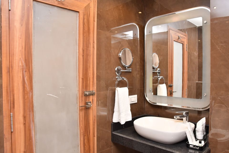 Junior Suite | Bathroom | Shower, rainfall showerhead, designer toiletries, hair dryer