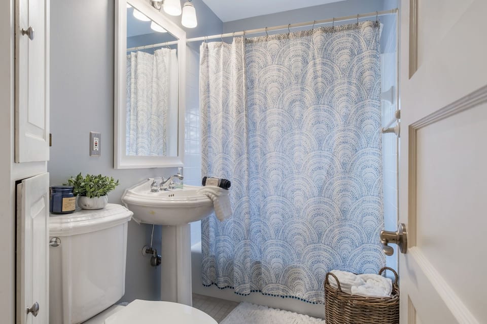 Upstairs full bath.