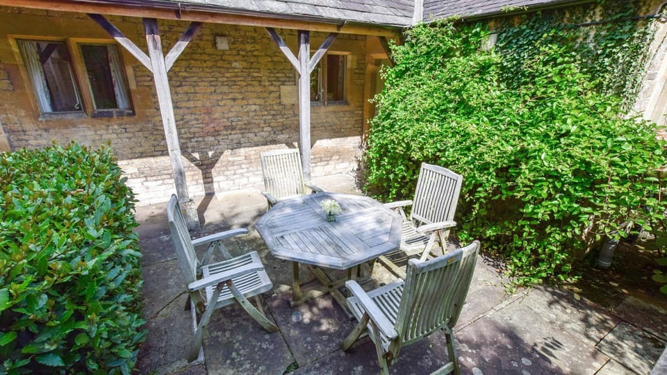 Courtyard dining, Bellhouse, Bolthole Retreats