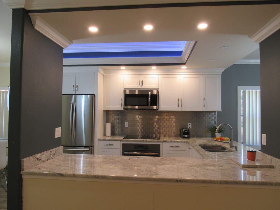 Fully furnished kitchen that has everything you need to prepare a perfect meal.