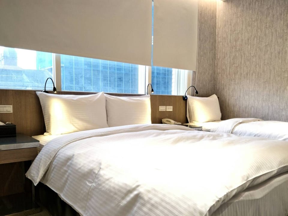 Elite Triple Room | Down comforters, blackout drapes, soundproofing, iron/ironing board