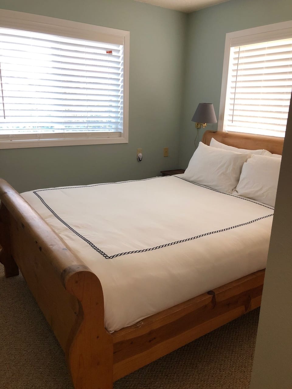 Bedroom with view of the ocean (queen bed)