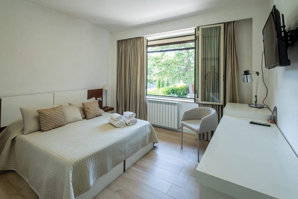 Traditional Room | In-room safe, desk, laptop workspace, blackout drapes