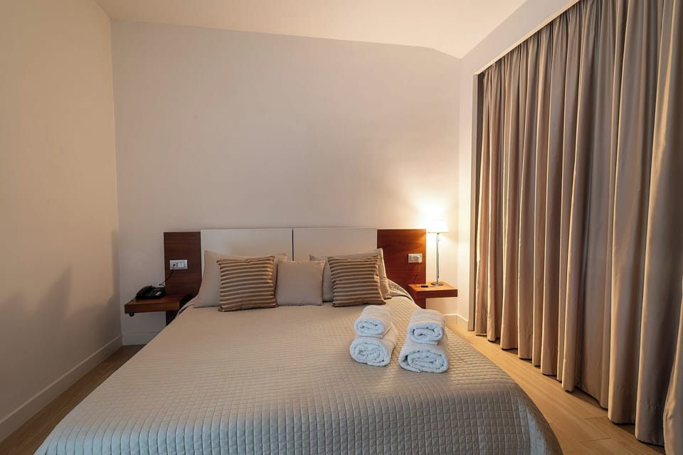 Traditional Room | In-room safe, desk, laptop workspace, blackout drapes