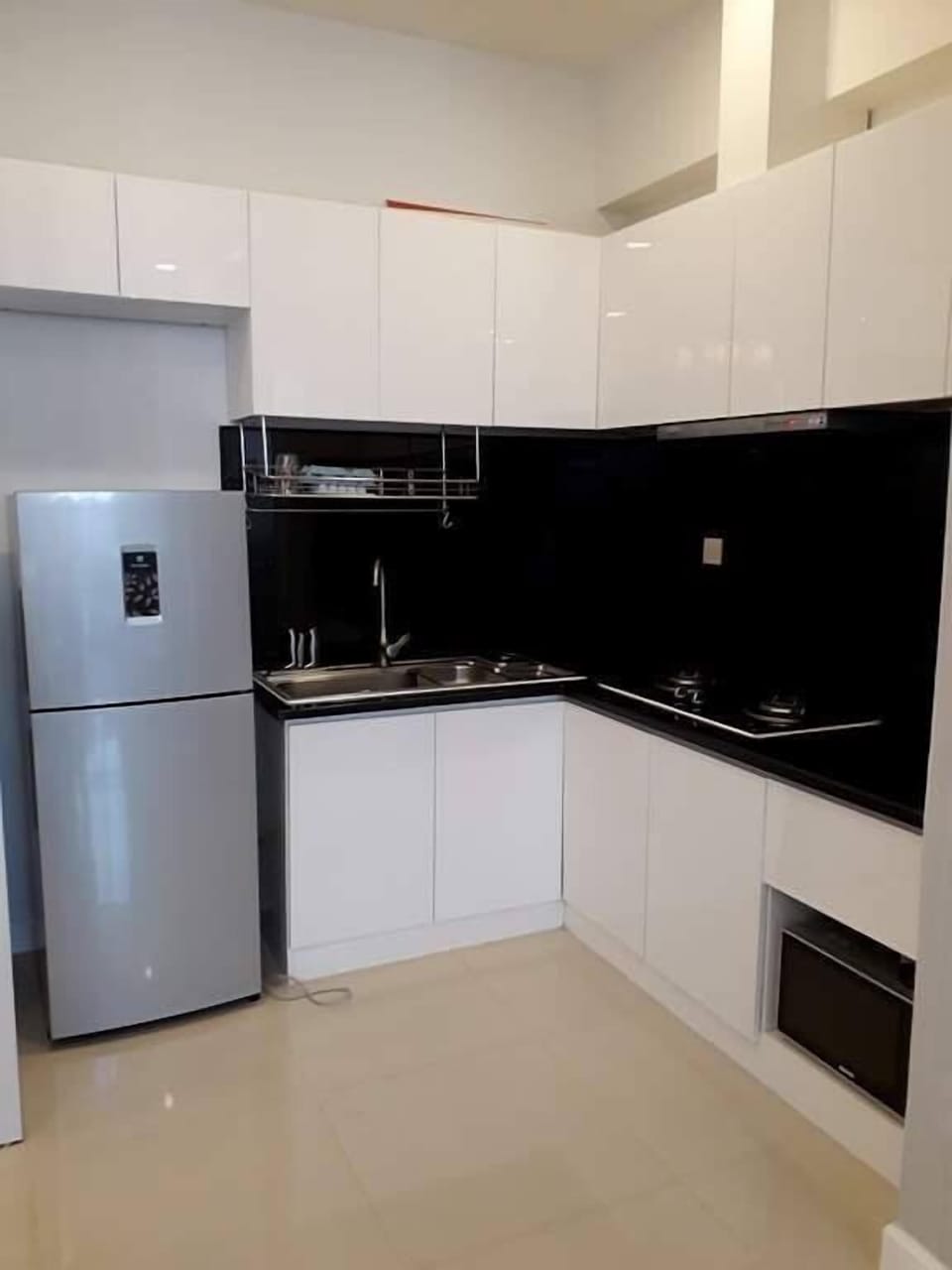 Full-size fridge, microwave, stovetop, cookware/dishes/utensils