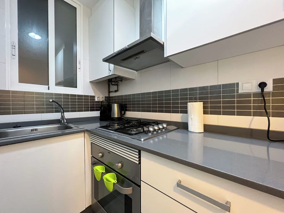 Apartment (2 Bedrooms) | Private kitchen | Full-size fridge, microwave, oven, stovetop