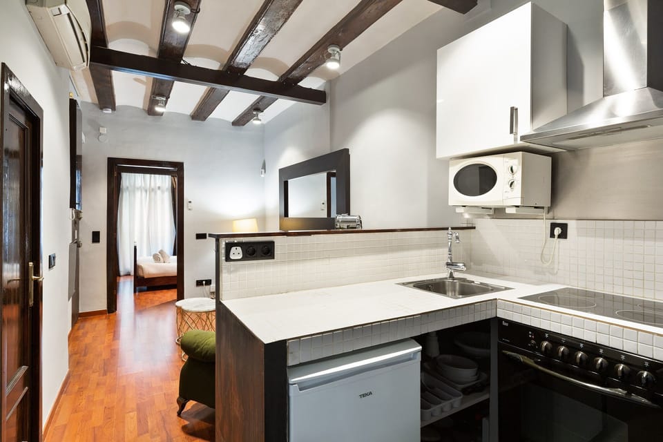 Apartment (2 Bedrooms) | Private kitchen | Full-size fridge, microwave, oven, stovetop