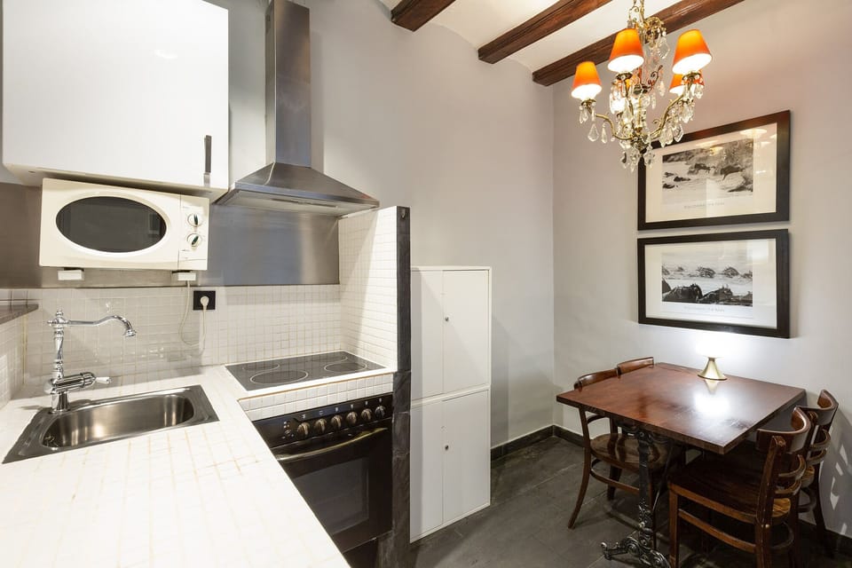 Apartment (2 Bedrooms) | Private kitchen | Full-size fridge, microwave, oven, stovetop