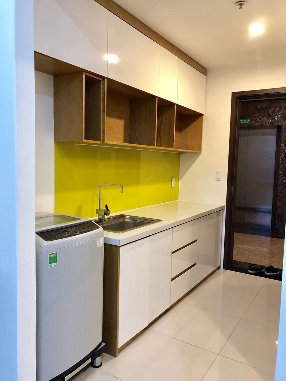 Full-size fridge, microwave, stovetop, cookware/dishes/utensils