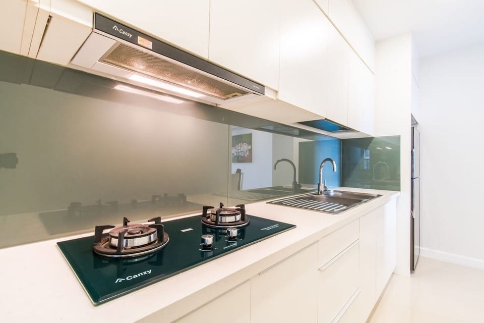 Full-size fridge, microwave, stovetop, cookware/dishes/utensils