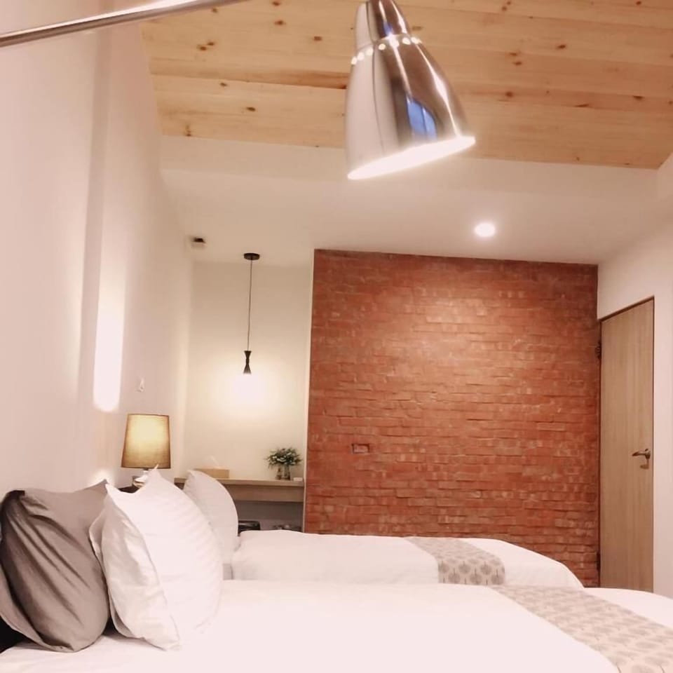 Desk, soundproofing, free WiFi, bed sheets