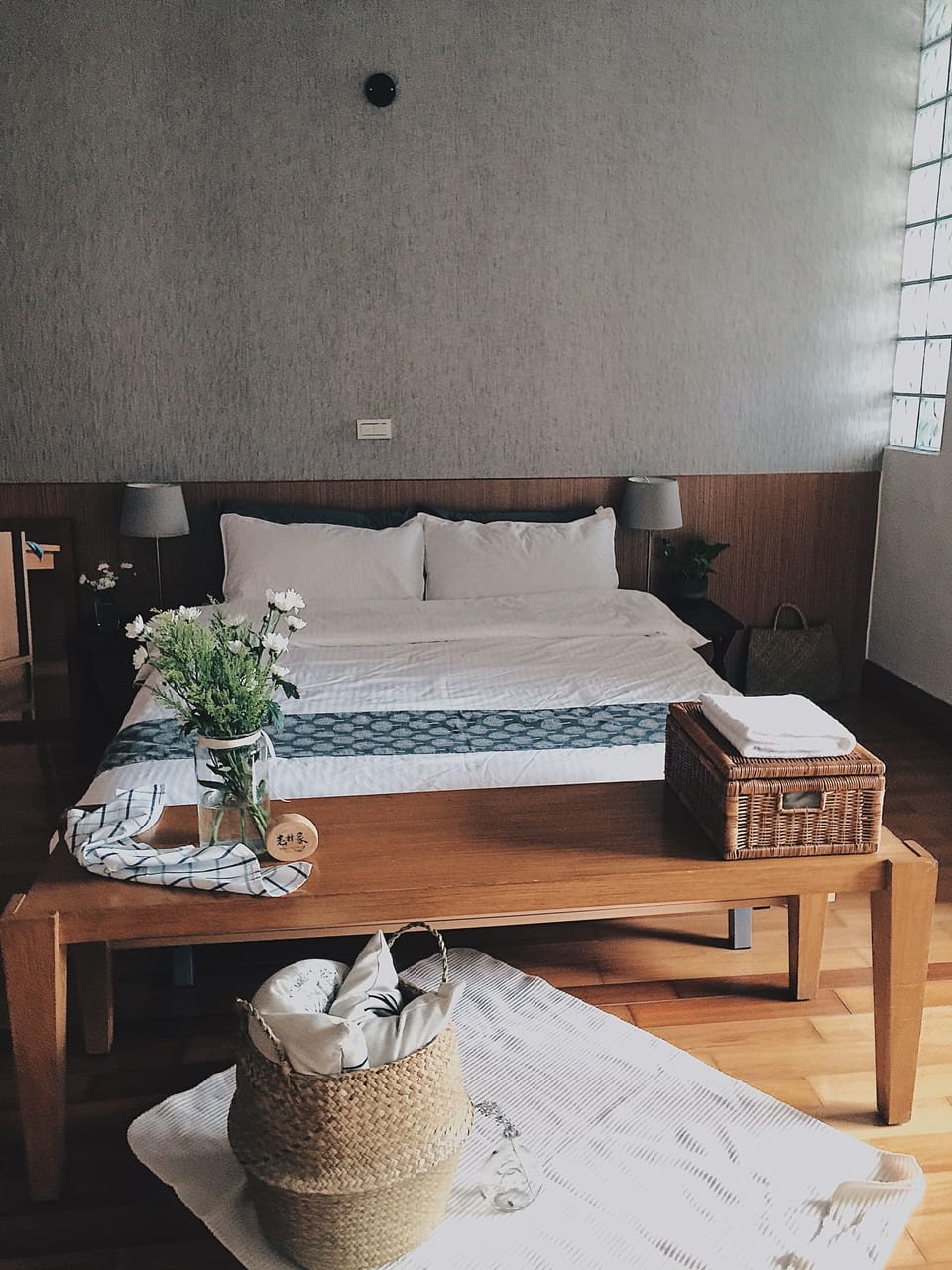 Desk, soundproofing, free WiFi, bed sheets