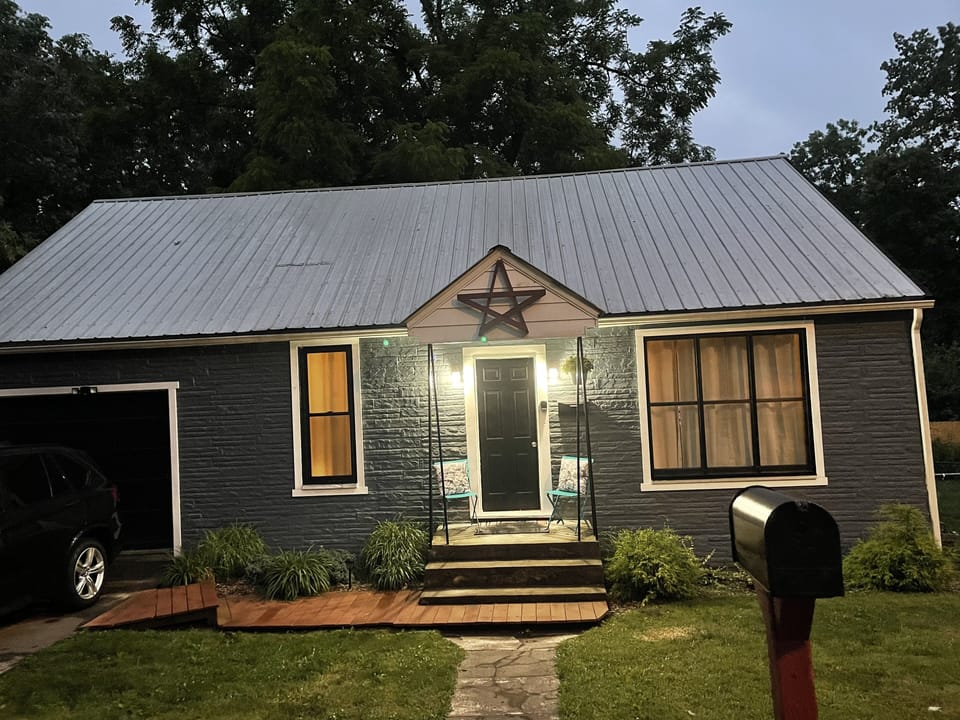 Cottage located steps from newest National Park !!Quiet neighborhood in town. 