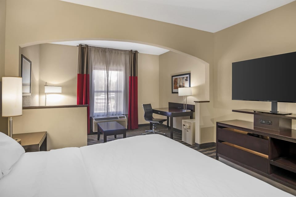 Standard Room, 1 King Bed, Non Smoking, Jetted Tub | In-room safe, desk, laptop workspace, iron/ironing board
