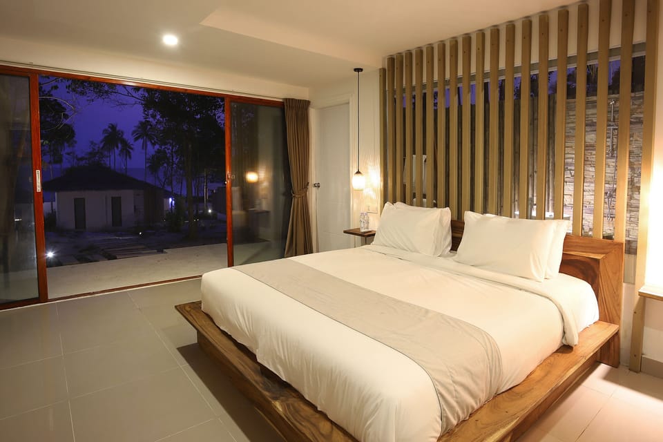 Standard Room, 1 King Bed | 1 bedroom, premium bedding, pillowtop beds, in-room safe