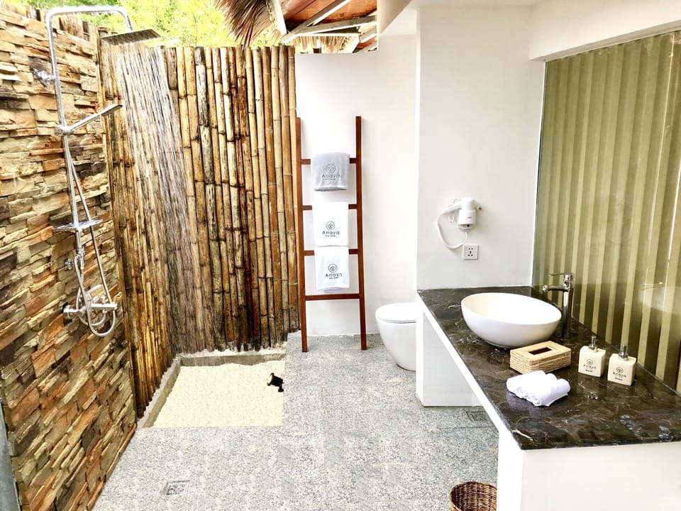 Shower, rainfall showerhead, free toiletries, hair dryer