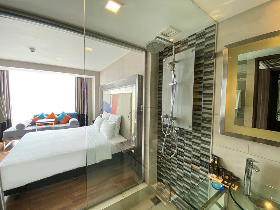 Standard Room, 1 King Bed | Minibar, in-room safe, individually decorated, individually furnished