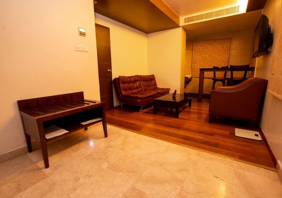 Grand Room, 1 King Bed | Pillowtop beds, minibar, in-room safe, laptop workspace