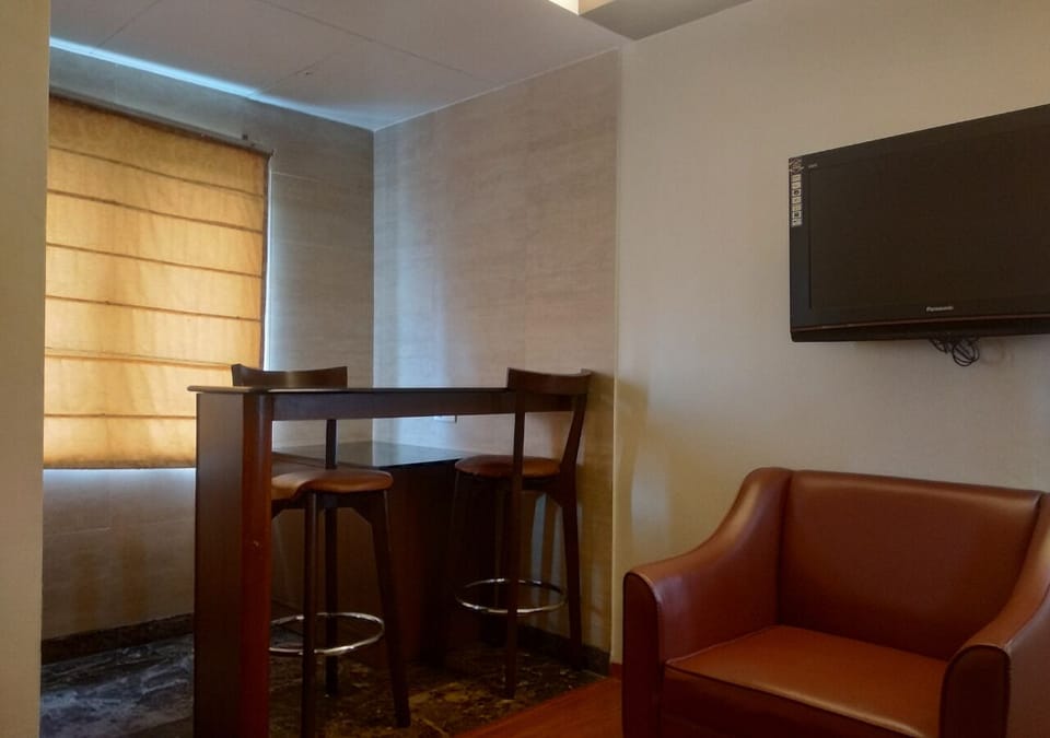 Grand Room, 1 King Bed | Pillowtop beds, minibar, in-room safe, laptop workspace