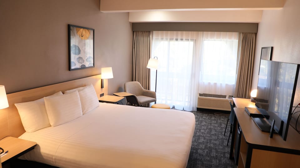 Deluxe Room, 1 King Bed (Renovated) | Pillowtop beds, rollaway beds, free WiFi, wheelchair access