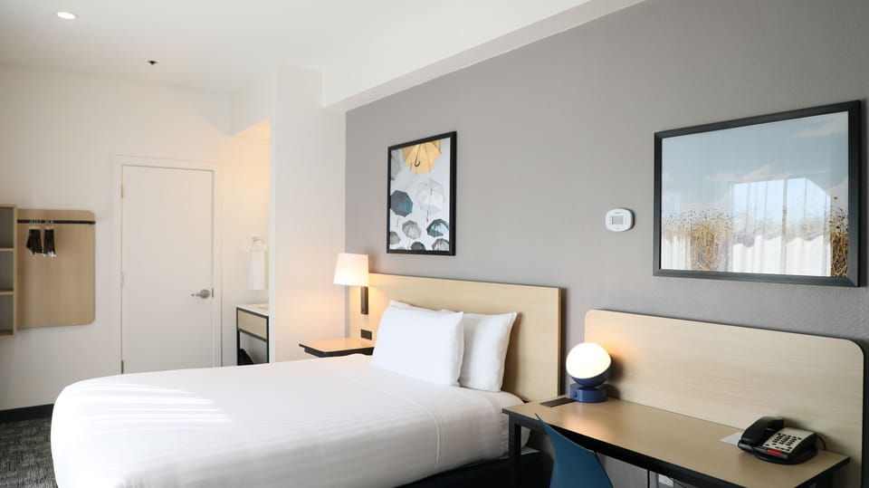 Deluxe Room, 1 Queen Bed (Renovated) | Pillowtop beds, rollaway beds, free WiFi, wheelchair access