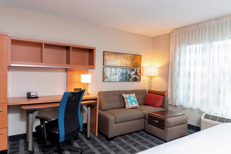 Studio, 1 King Bed | In-room safe, iron/ironing board, free WiFi, bed sheets