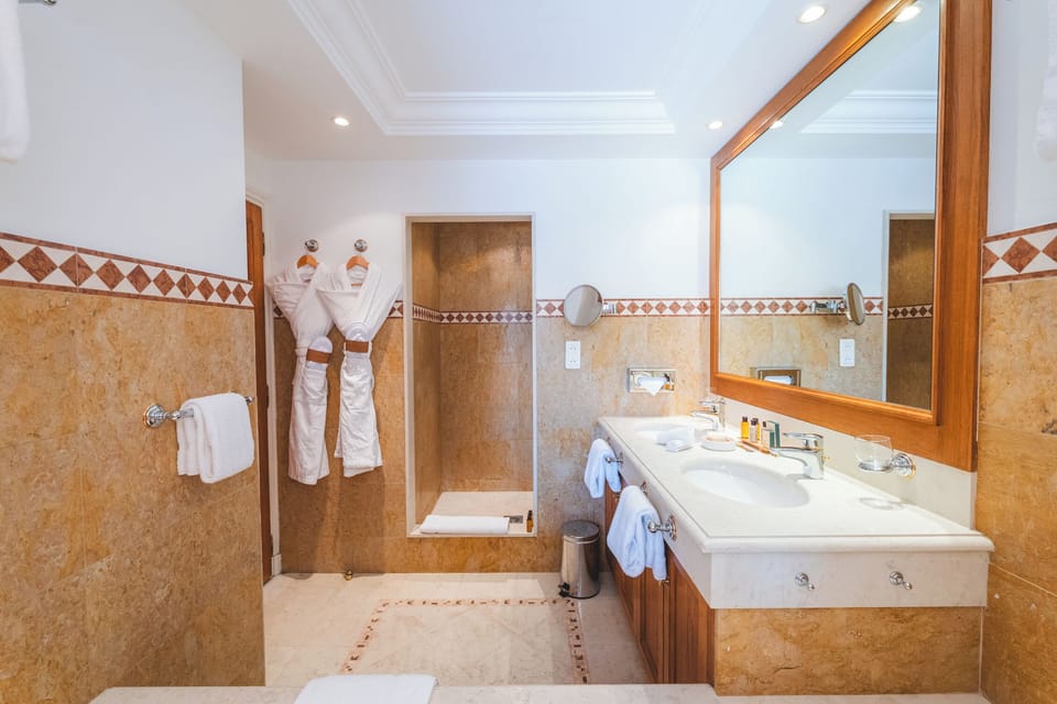 Combined shower/tub, deep soaking tub, free toiletries, hair dryer