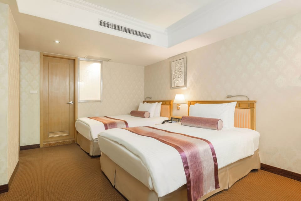 Large Twin(No Window) | Down comforters, pillowtop beds, in-room safe, desk