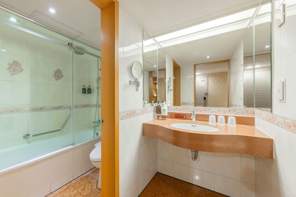 Deluxe Triple Room, 3 Twin Beds | Bathroom | Combined shower/tub, rainfall showerhead, free toiletries, hair dryer