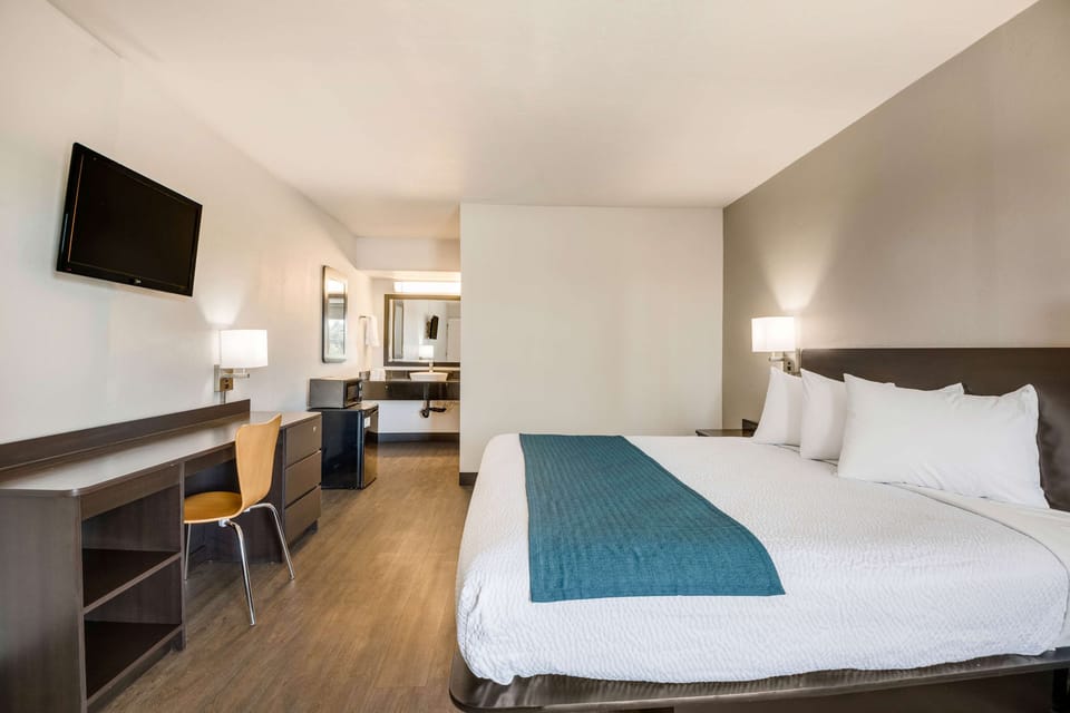 Desk, laptop workspace, free WiFi, bed sheets