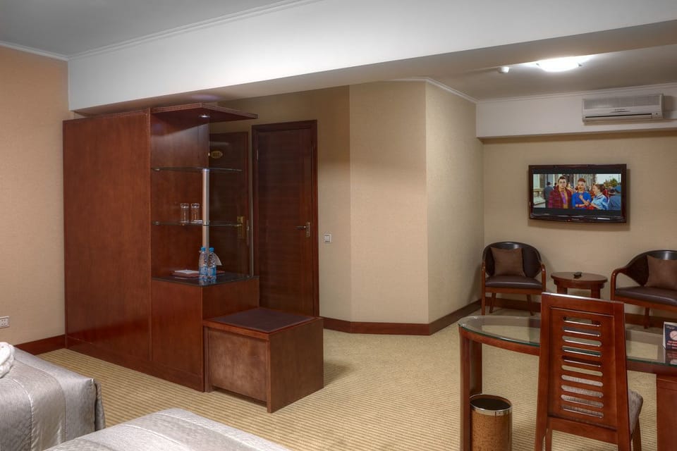 Suite, 2 Twin Beds | Premium bedding, minibar, in-room safe, desk