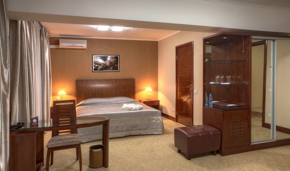 Suite, 1 King Bed | Premium bedding, minibar, in-room safe, desk