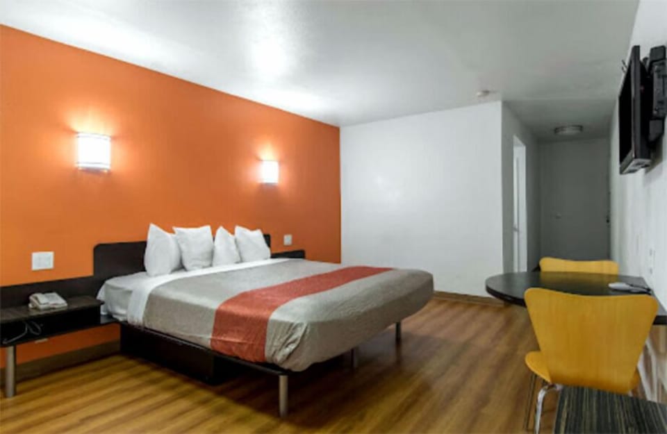 Rollaway beds (surcharge), WiFi (free), bed sheets