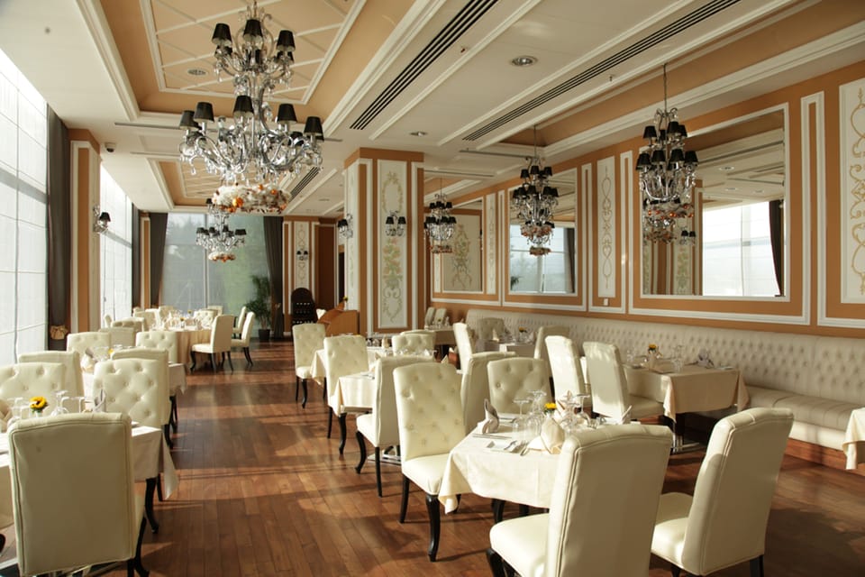 2 restaurants; breakfast, lunch, and dinner served