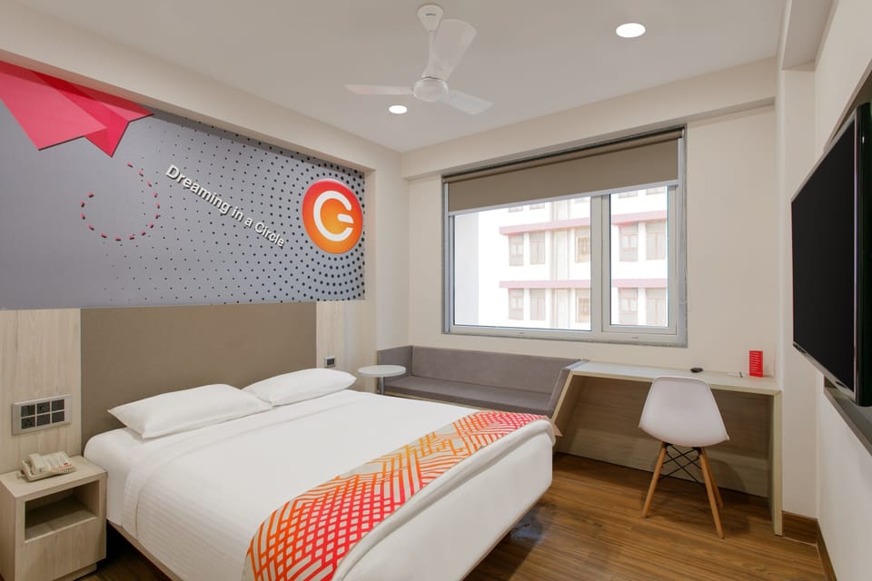 Superior Queen Room | Desk, laptop workspace, iron/ironing board, free WiFi