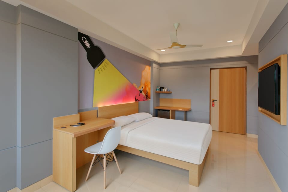 Superior Queen Room | Desk, laptop workspace, iron/ironing board, free WiFi