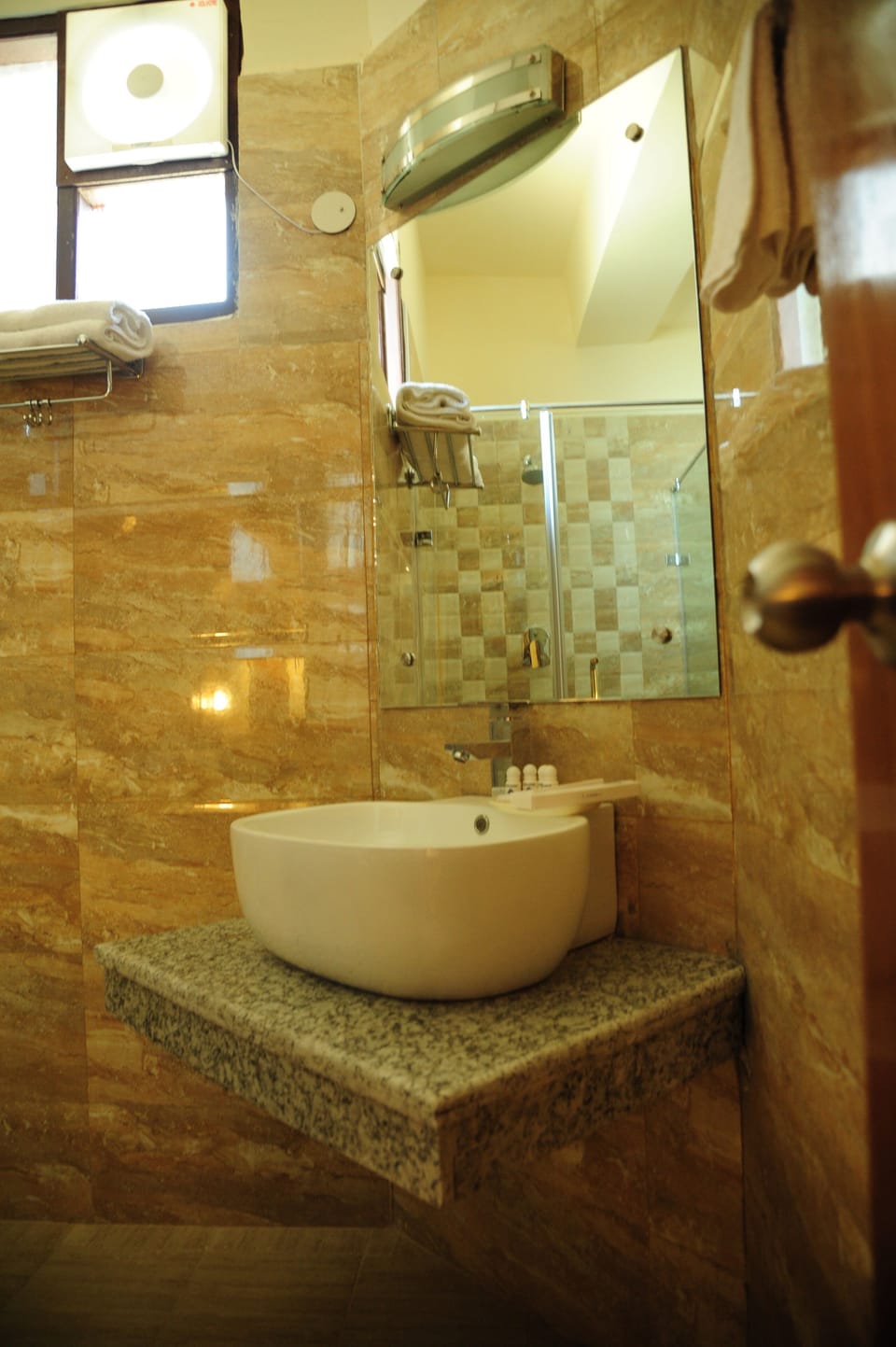 Suite | Bathroom | Shower, free toiletries, towels