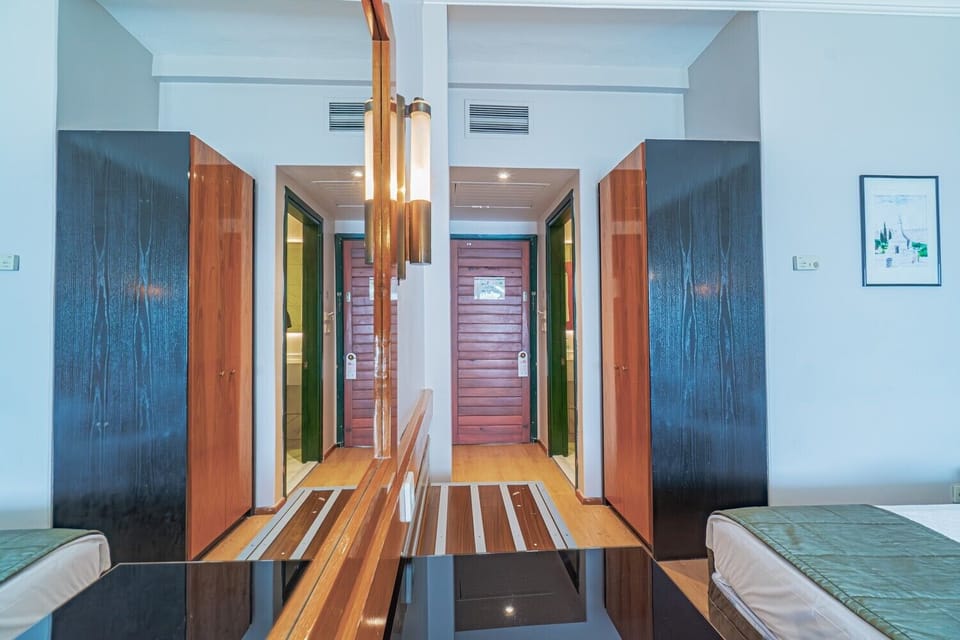 Standard Room | Minibar, in-room safe, desk, laptop workspace