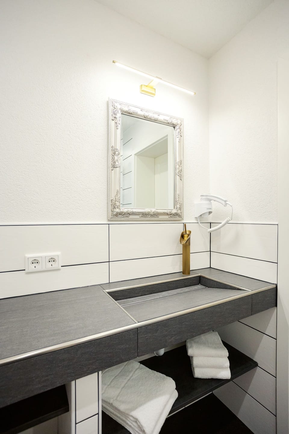Bathroom sink