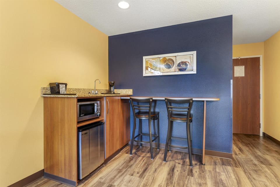 Suite, 1 King Bed, Non Smoking, Refrigerator & Microwave (with Single Sofabed;Larger Room) | Hypo-allergenic bedding, pillowtop beds, desk, laptop workspace