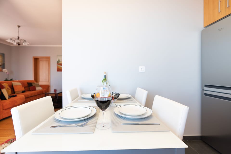 Eating area in the kitchen for a quick meal