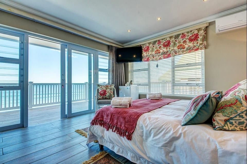 Dassen Island | Minibar, in-room safe, desk, laptop workspace