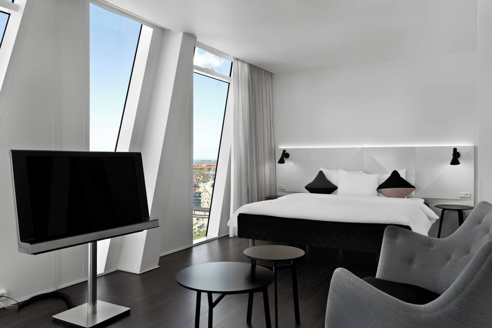 Premium Room, 1 Queen Bed, Corner | Hypo-allergenic bedding, down comforters, minibar, in-room safe