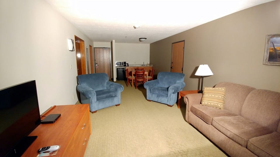 Single Room | Blackout drapes, iron/ironing board, cribs (free), bed sheets